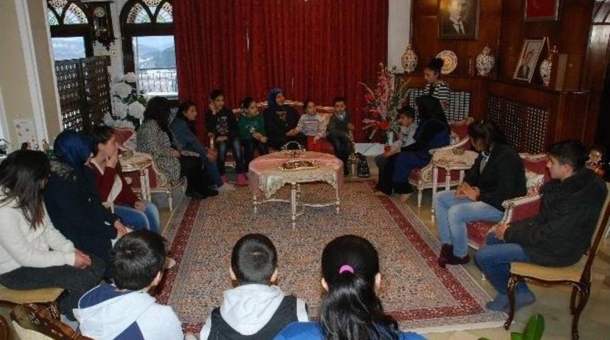 Vali Eşi, Konakta &Ccedil;ocukları Ağırladı