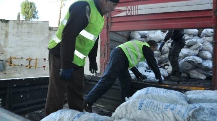 Kuşadası Belediyesi&rsquo;nden 200 Aileye Yakacak Yardımı