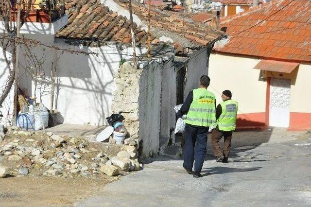 Kuşadası Belediyesi’nden 200 Aileye Yakacak Yardımı