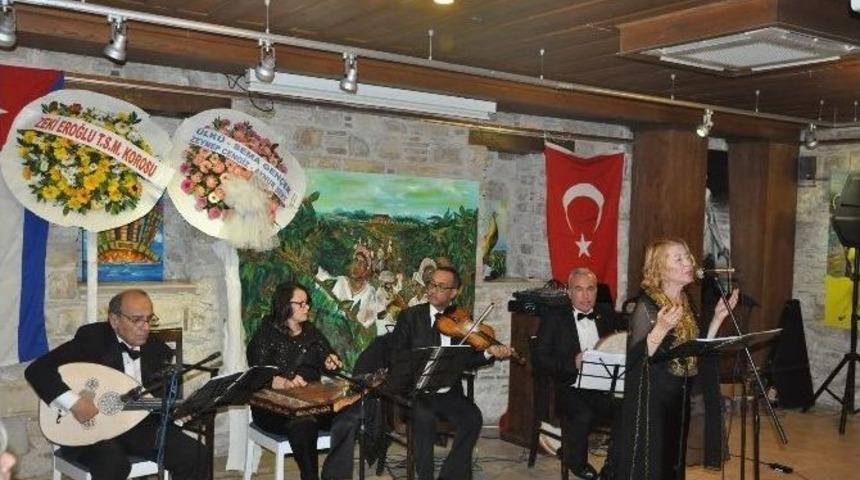 Kuşadası&rsquo;nda &Ouml;nce İmza G&uuml;n&uuml; Sonra M&uuml;zik Dinletisi