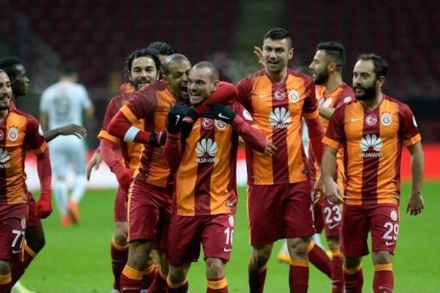 Melo, Sneijder'in Kulağını Isırdı