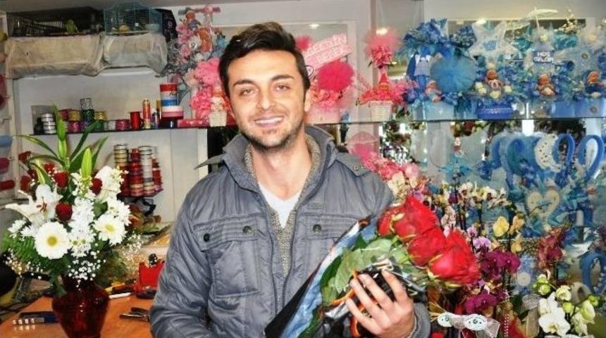 Sevgililer G&uuml;n&uuml; &Ccedil;i&ccedil;ek&ccedil;ilerin Y&uuml;z&uuml;n&uuml; G&uuml;ld&uuml;rd&uuml;