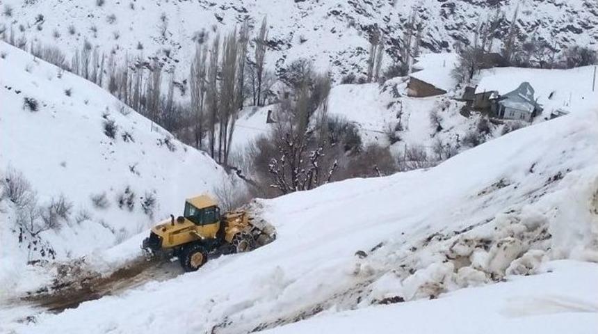 Sincik&rsquo;te Kar Yağışı Devam Ediyor