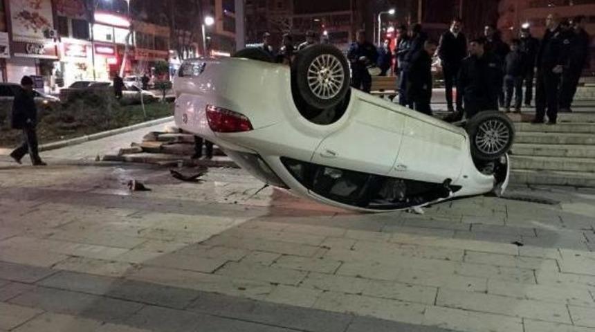 Elazığ'da Takla Atan Otomobilde Bira Şişeleri