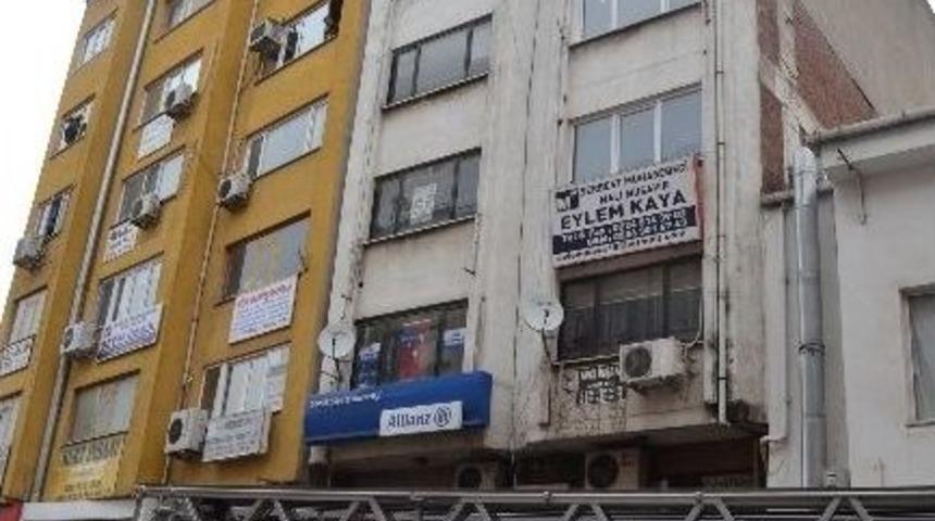 Şarkı S&ouml;yledikten Sonra 6. Kattan Atlayan Genci Emniyet M&uuml;d&uuml;r&uuml; Havada Yakalayıp Kurtardı