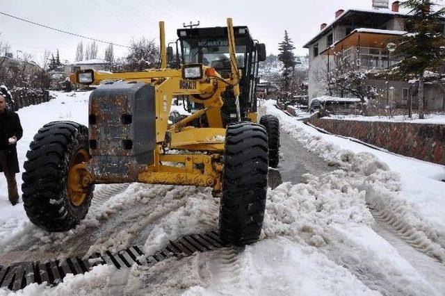 Tarsus Belediyesi Kardan Kapanan Yolları Açtı