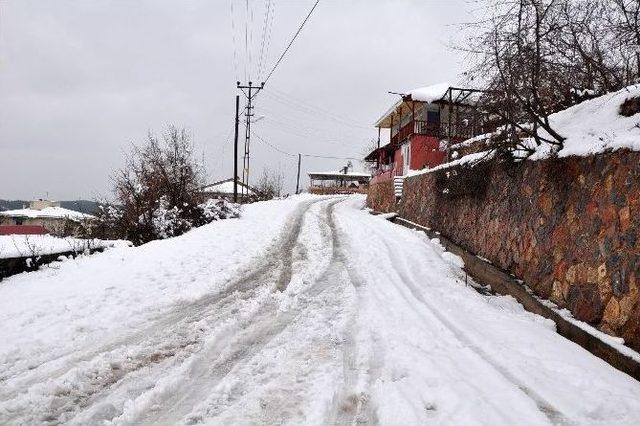 Tarsus Belediyesi Kardan Kapanan Yolları Açtı