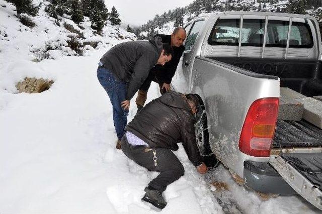 Tarsus Belediyesi Kardan Kapanan Yolları Açtı