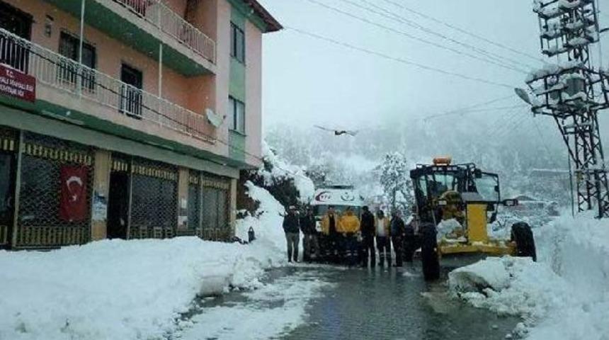 Mersin'de Mahsur Kalan Hastalara Kar Temizleme Ekipleri Ulaştı