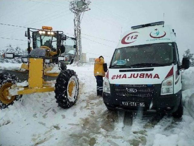 Mersin'de Mahsur Kalan Hastalara Kar Temizleme Ekipleri Ulaştı