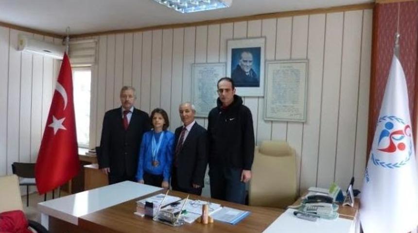 Uzun Atlamada T&uuml;rkiye 2&rsquo;ncisi Olan Sporcu &Ouml;d&uuml;llendirildi