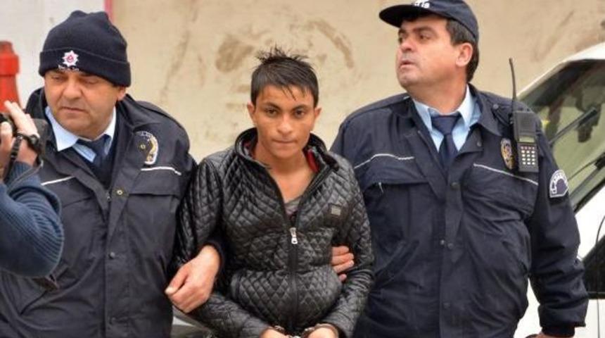 Polisi G&ouml;r&uuml;nce Attığı &Ccedil;antadan 50 Bin Lira &Ccedil;ıktı