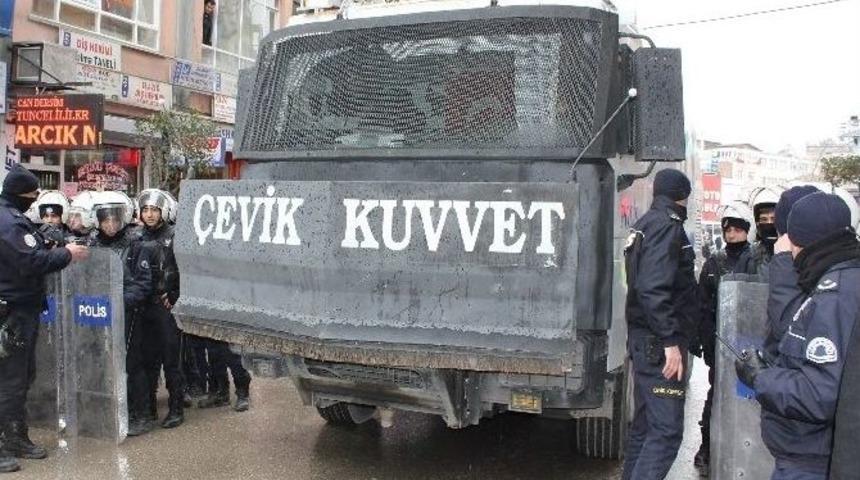 Polis, Y&uuml;r&uuml;mek İsteyen Gruba Biber Gazıyla M&uuml;dahale Etti