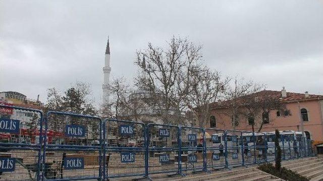 Polis, Yürümek İsteyen Gruba Biber Gazıyla Müdahale Etti