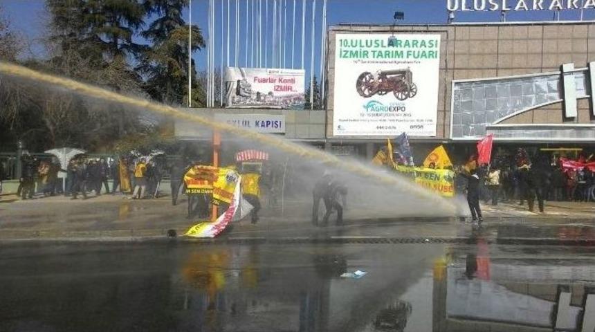 İzmir&rsquo;deki Protestolara Polis M&uuml;dahalesi