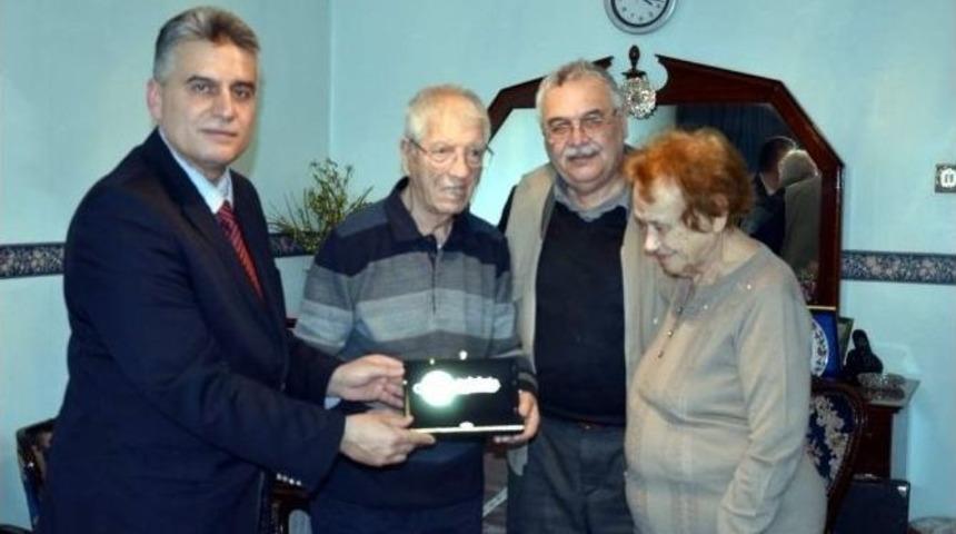 Emekli Genel M&uuml;d&uuml;r Kenan Okan Kitaplarını Dp&uuml;&rsquo;ye Bağışladı