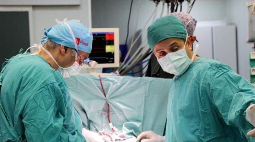 İki Hastaya, Yapay Kalp Ve Eriyen Kalp Kapağı Birlikte Takıldı