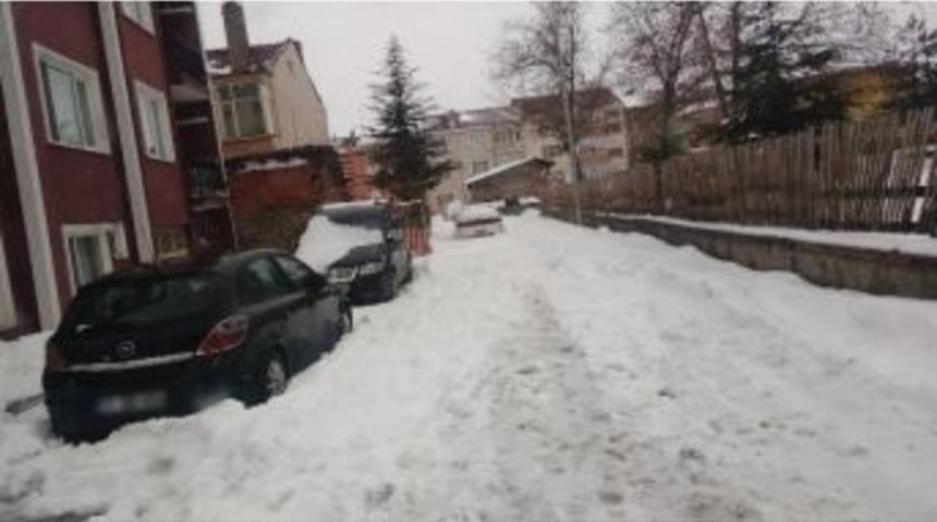 Sokak Ortalarına Bırakılan Ara&ccedil;lar &Ccedil;alışmalara Engel Oluyor