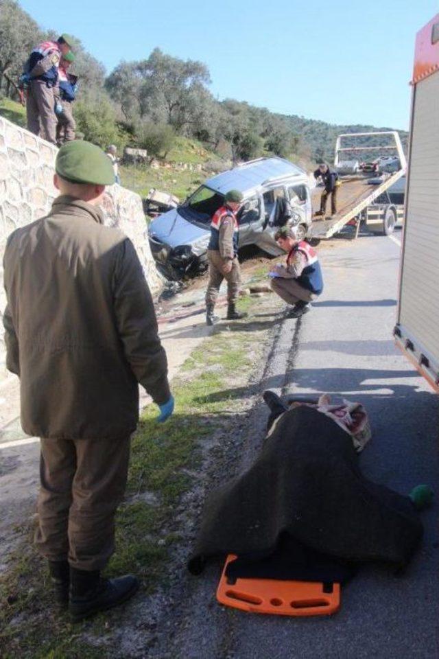 Lastiği Patlayan Araç Istinat Duvarına Çarptı: 1 Ölü, 4 Yaralı