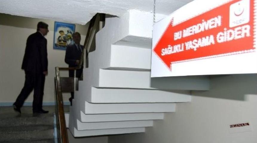 Asansörü Terk Edip Merdivenleri Kullanıyoruz