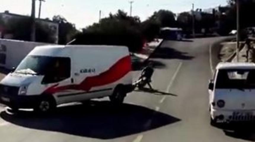 Motosiklet S&uuml;r&uuml;c&uuml;s&uuml; Minib&uuml;s&uuml;n Altında Girmekten Son Anda Kurtuldu