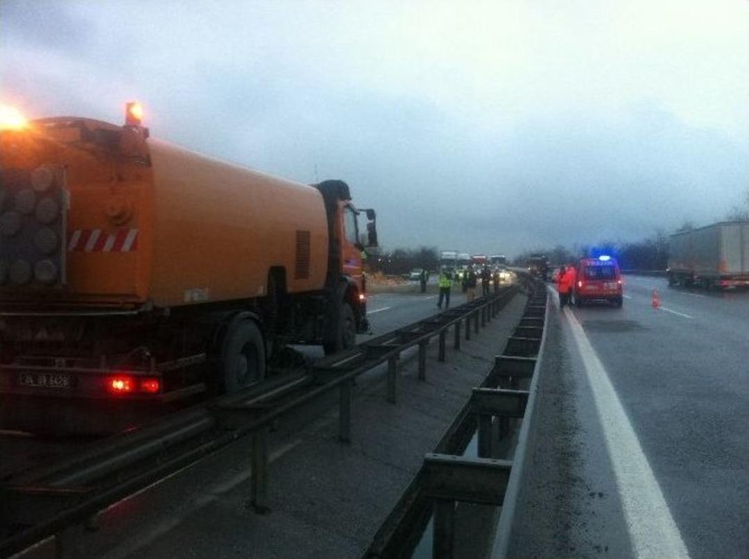 Tem&rsquo;de Tır Devrildi, 3 Kilometrelik Ara&ccedil; Kuyruğu Oluştu