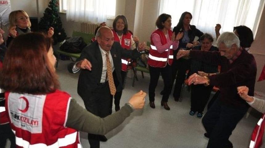 Huzurevi Sakinlerine &rsquo;sevgililer G&uuml;n&uuml;&rsquo; S&uuml;rprizi