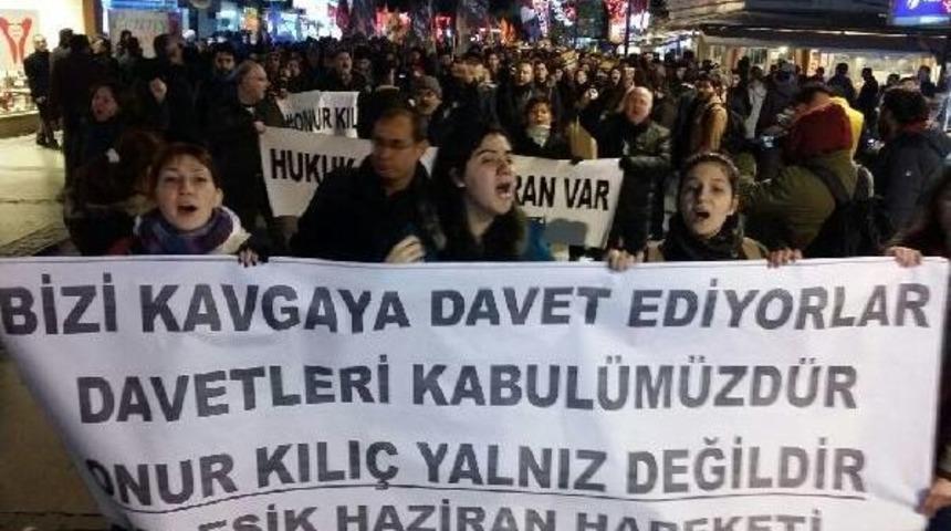 Onur Kılı&ccedil; I&ccedil;in Sloganlarla Y&uuml;r&uuml;d&uuml;ler