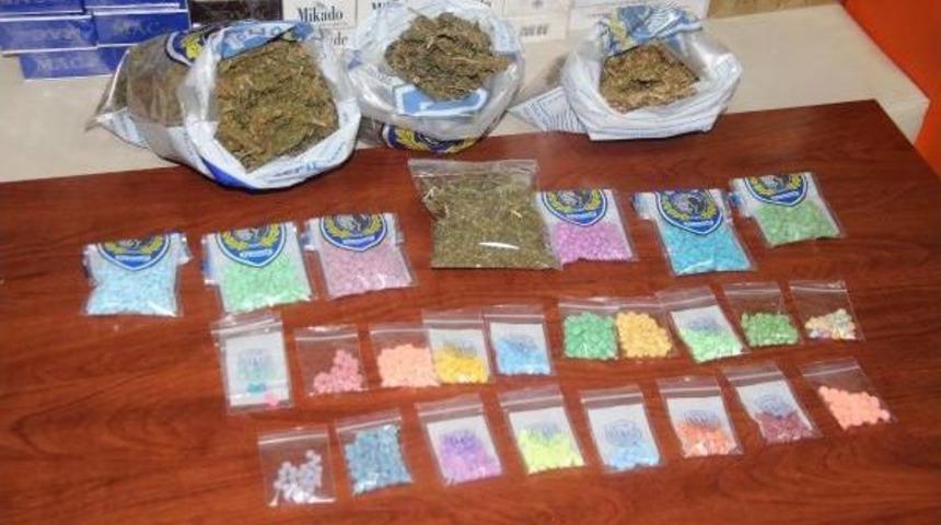 Polisten Uyuşturucu Ve Ka&ccedil;ak Sigara Operasyonu