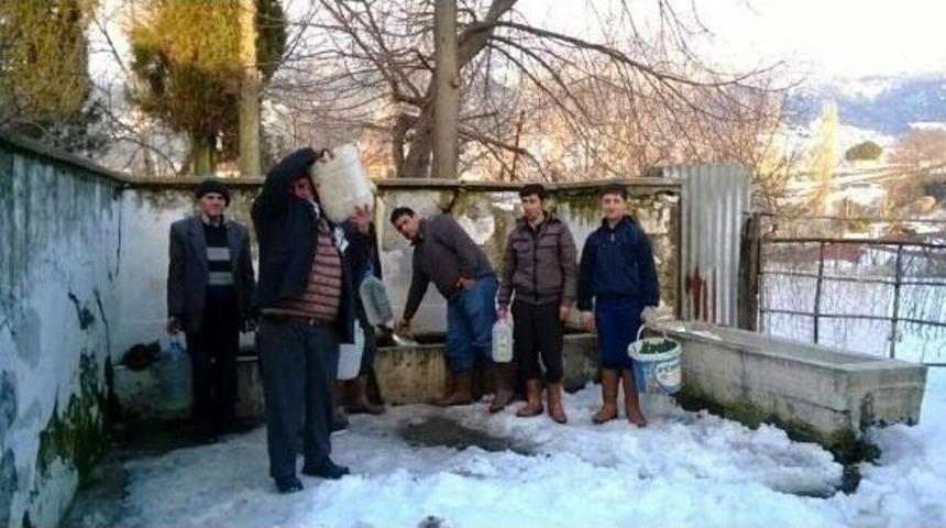 Kar Direkleri Devirdi, Mahalleler Elektriksiz Ve Susuz Kaldı