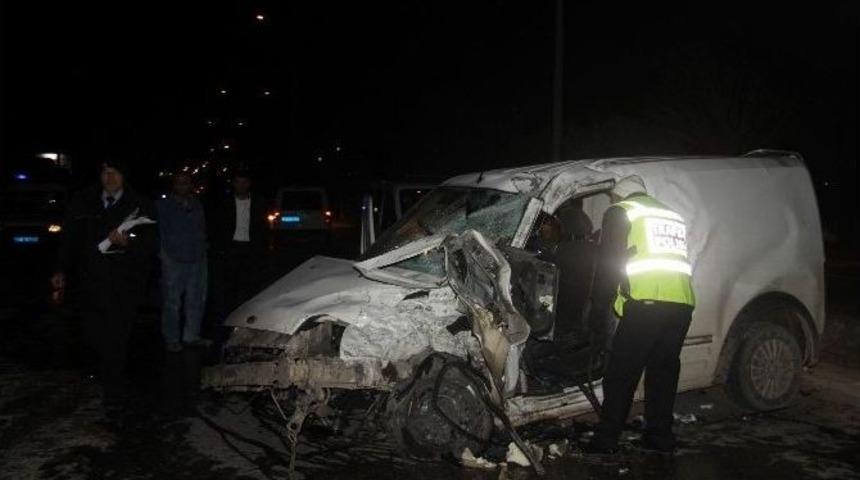 Tır İle &Ccedil;arpışan Ticari Ara&ccedil; Hurdaya D&ouml;nd&uuml;: 1 &Ouml;l&uuml;, 5 Yaralı