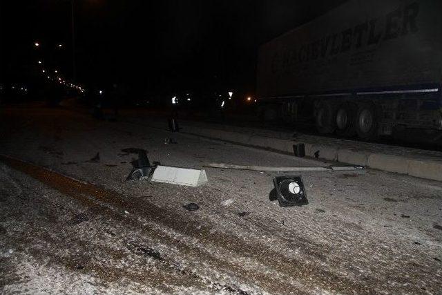 Tır İle Çarpışan Ticari Araç Hurdaya Döndü: 1 Ölü, 5 Yaralı