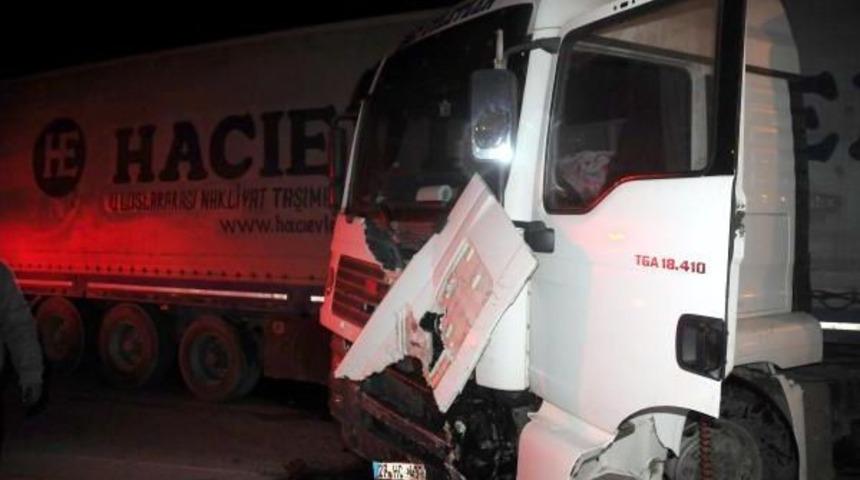 Gaziantep&rsquo;Te Tır Ile Hafif Ticari Ara&ccedil; &Ccedil;arpıştı:1 &Ouml;l&uuml;, 5 Yaralı