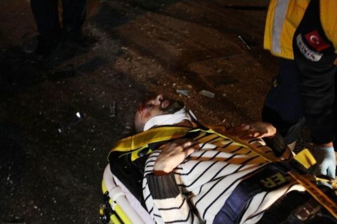 İki Otomobil &Ccedil;arpıştı: 1&rsquo;i Ağır 4 Yaralı