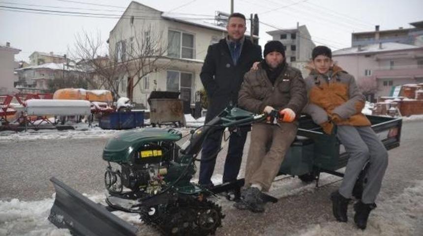 Karla M&uuml;cadeleye Mini Kar K&uuml;reme Aracıyla Destek Verdi