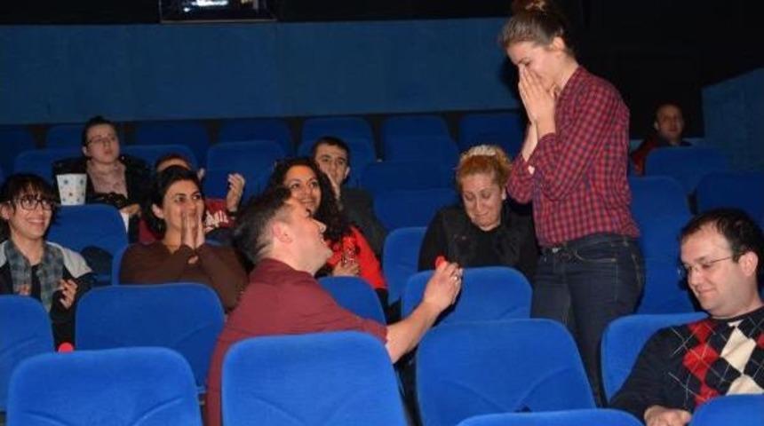 Film Arasında S&uuml;rpriz Evlilik Teklifi