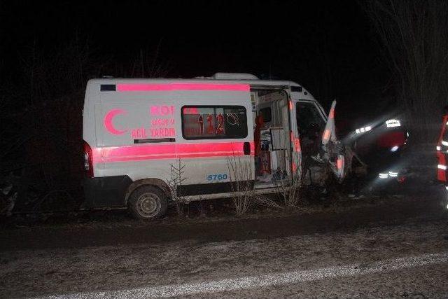 Ambulans Kaza Yaptı Dört Kişi Yaralandı