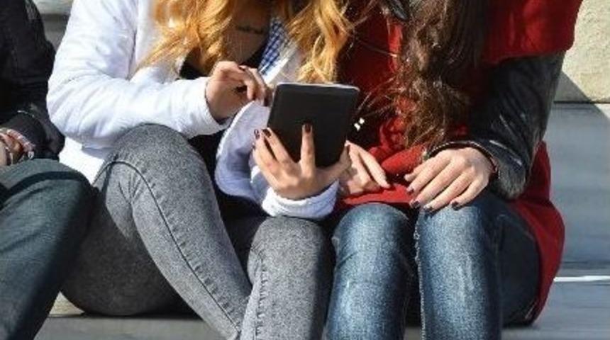 İzmir Meydanlarına &rsquo;kablosuz İnternet&rsquo; Keyfi