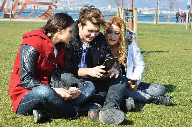 İzmir Meydanlarına ’kablosuz İnternet’ Keyfi