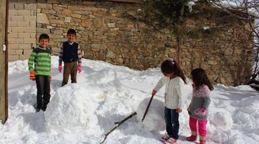 Kar Yağışı &Ccedil;ocukları Sevindirdi