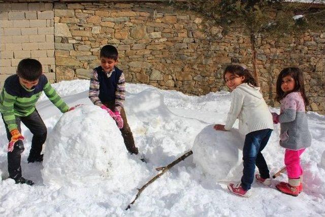 Kar Yağışı Çocukları Sevindirdi