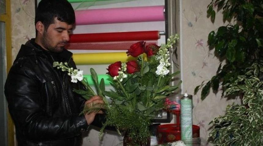 14 Şubat Sevgililer G&uuml;n&uuml; &Ccedil;i&ccedil;ek&ccedil;ilerin Y&uuml;z&uuml;n&uuml; G&uuml;ld&uuml;rd&uuml;