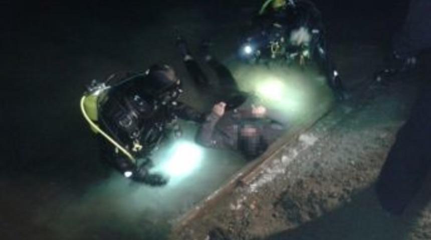 Feribot İskelesinde Otomobil Nehre D&uuml;şt&uuml;: 1 &Ouml;l&uuml;