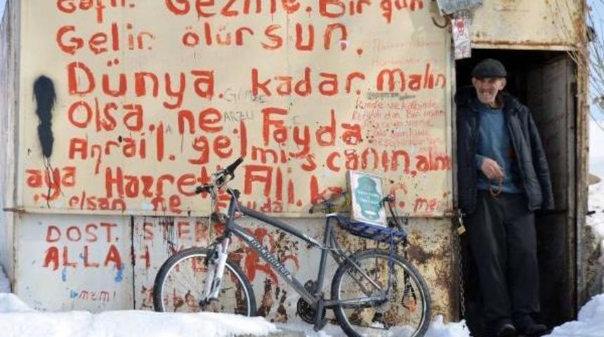 50 Yıldır Sevdiği Kadının Yolunu Bekliyor