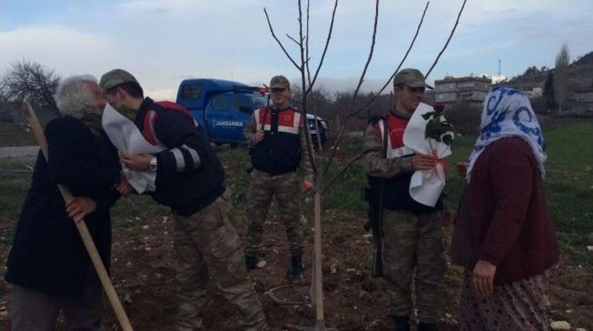 Jandarma, 14 Şubat Sevgililer G&uuml;n&uuml;n&uuml; Kutladı