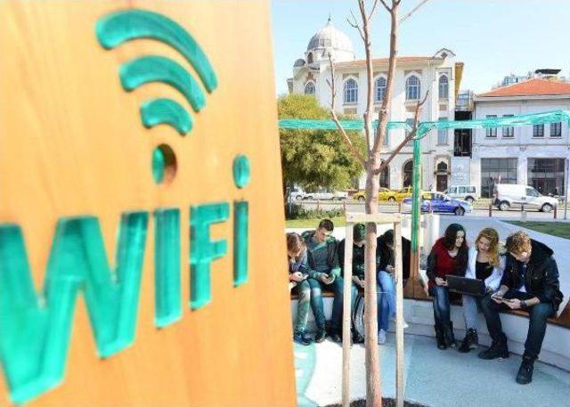 İzmir'de Meydanlarda Internet Bedava Oluyor