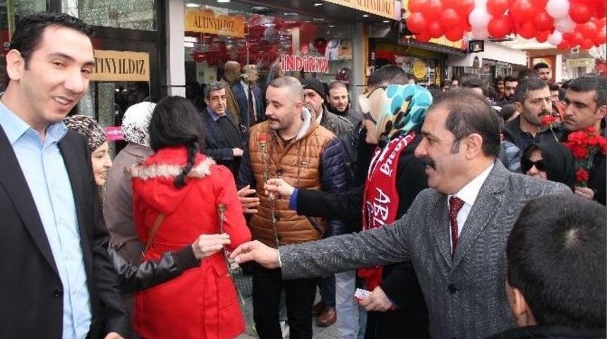 Sevgililer G&uuml;n&uuml;nde Karanfil Dağıtarak Adaylığını A&ccedil;ıkladı