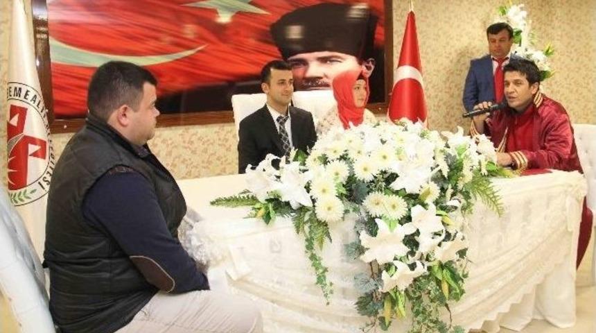 Başkan Gen&ccedil;, Sevgililer G&uuml;n&uuml;&rsquo;nde Nikah Kıydı