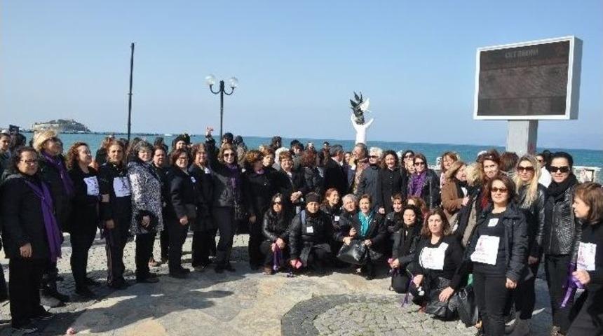 Kuşadası&rsquo;nda Sevgililer G&uuml;n&uuml;&rsquo;nde &ldquo; Kadına Şiddete&rdquo; Danslı Protesto