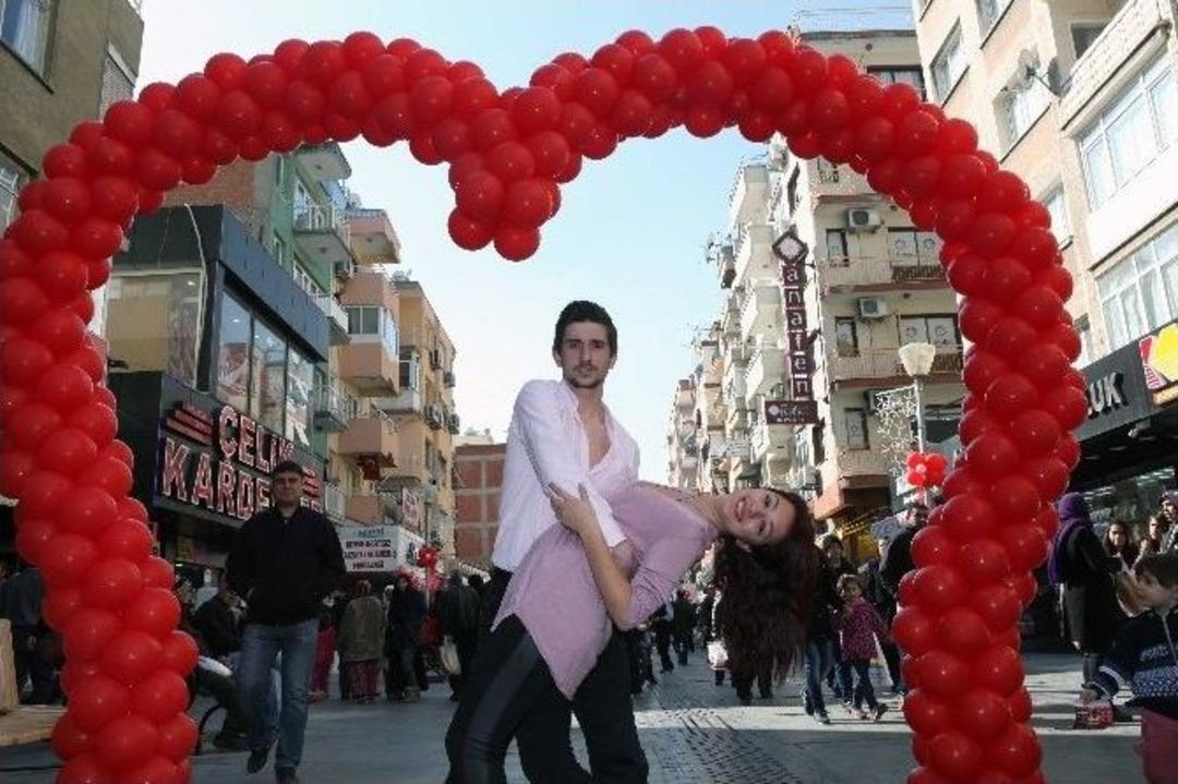 Sevgililer Bayraklı Sevgi Yolun&rsquo;da Buluştu